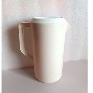 2.25-Quart Rubbermaid Pitcher Almond Beige Color Plastic Jug Vintage 1980s 1990s